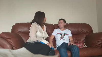 लजालु विद्यार्थीले अतृप्त शिक्षकलाई फकाइयो (मिल्फ एलिना टुमानोभा)