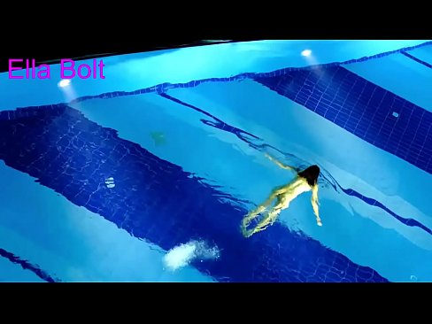 ❤️ म हेर्न रोक्न सक्दिन, जवान गोरा ELLA BOLT रिसोर्ट पूलमा नग्न पौडी खेल्दै समातियो ❤️ गुदा अश्लील ️❤